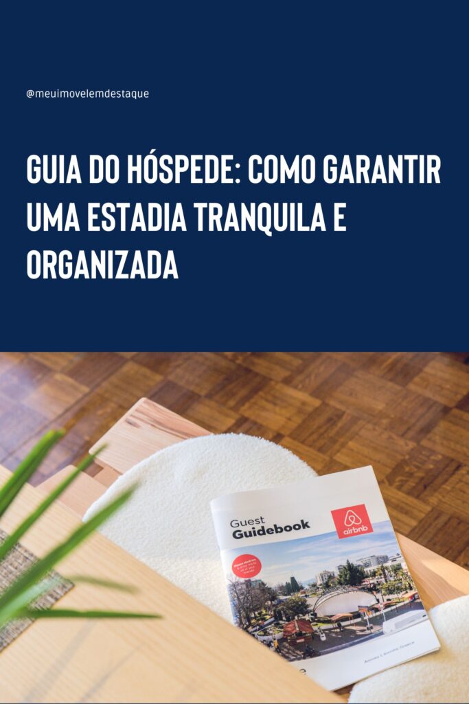 Imagem com o título 'Guia do Hóspede: Como Garantir uma Estadia Tranquila e Organizada'. No fundo, há uma mesa de madeira clara com uma revista chamada 'Guest Guidebook', que exibe imagens de um destino turístico. Ao lado, aparecem detalhes de uma planta e uma cadeira acolchoada, reforçando um ambiente aconchegante e convidativo. A composição sugere dicas práticas e planejamento para melhorar a experiência de hóspedes.