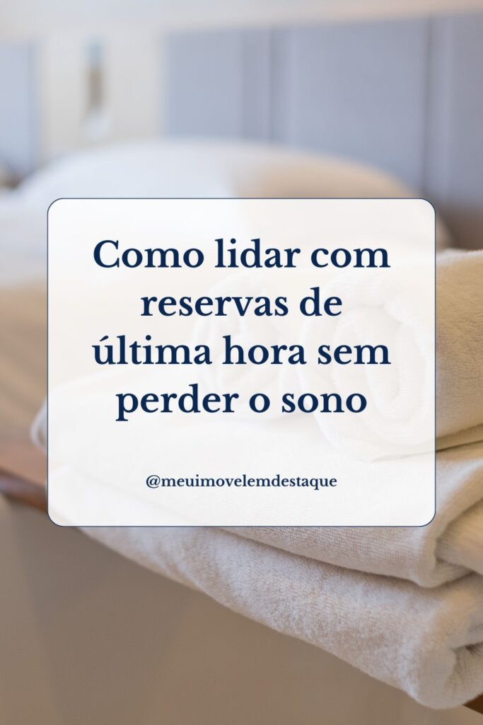 Uma cama arrumada com toalhas brancas dobradas sobre ela, simbolizando hospitalidade e prontidão para receber hóspedes de última hora.