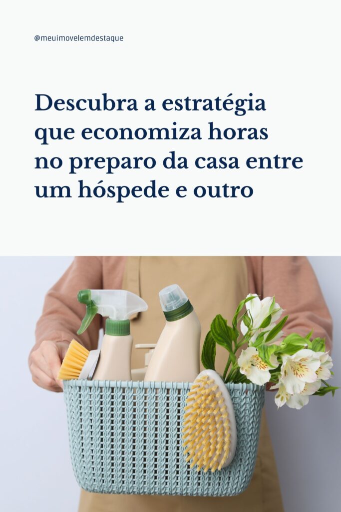 Pessoa segurando um cesto azul com itens de limpeza, incluindo escova, produtos de spray e flores decorativas, simbolizando organização e cuidado na preparação de uma casa.