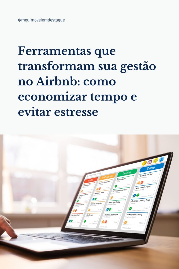 Notebook aberto em uma mesa, exibindo um painel Kanban com colunas "To-Do", "In Progress", "Testing" e "Done", usado para organização e gestão de tarefas. Acima, lê-se Ferramentas que transformam sua gestão no Airbnb: como economizar tempo e evitar estresse.