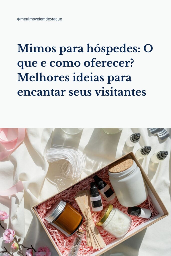 Caixa de presente com itens de autocuidado, incluindo velas, frascos com óleos essenciais e ervas aromáticas, dispostos sobre uma superfície clara com detalhes em rosa e branco.